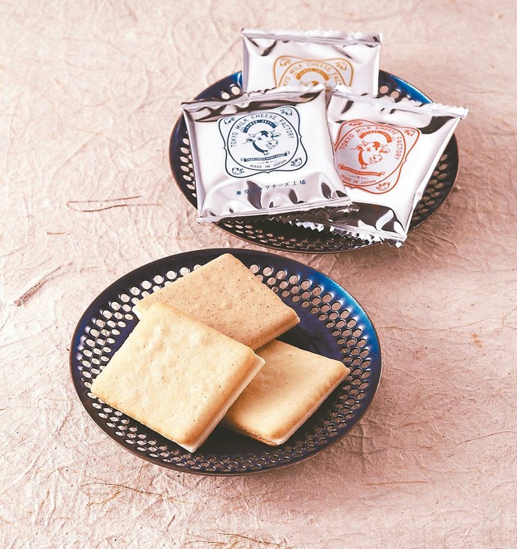 新光三越獨家，東京牛奶起司工房起司夾心餅乾禮盒，30入1,220元。 圖／遠百提供