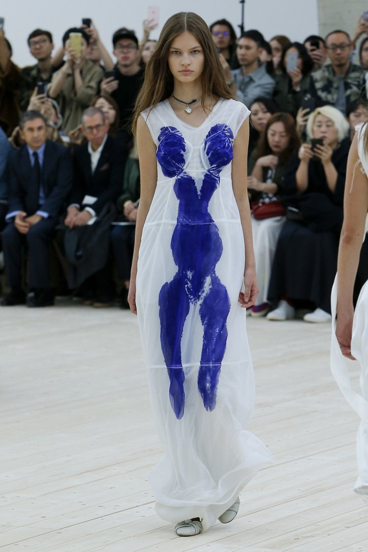 與Yves Klein基金會合作的聯名服裝，藍色圖案是女體的轉印。圖／CELINE提供