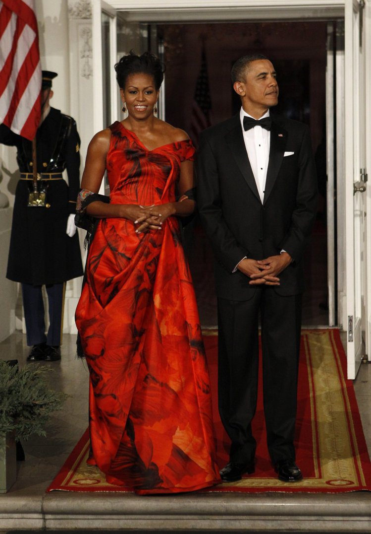 美國白宮設宴接待胡錦濤夫婦時，蜜雪兒穿上中國紅Alexander McQueen禮服，贏得好評。圖／路透