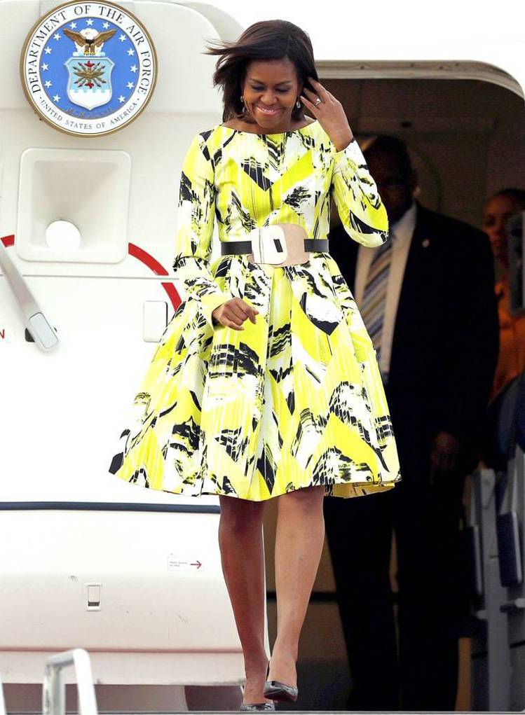 蜜雪兒隨同歐巴馬出訪日本時，穿著KENZO小禮服步下空軍一號，立刻贏得日本民心。圖／路透