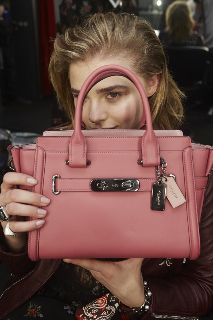 Swagger包款在2017春夏推出粉嫩櫻色。圖／COACH提供