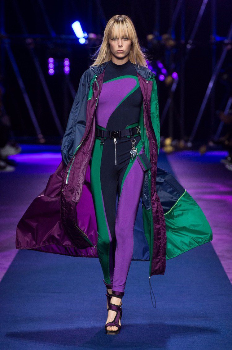 Versace 2017年春夏女裝秀主打的飄逸尼龍風衣。圖／Versace提供