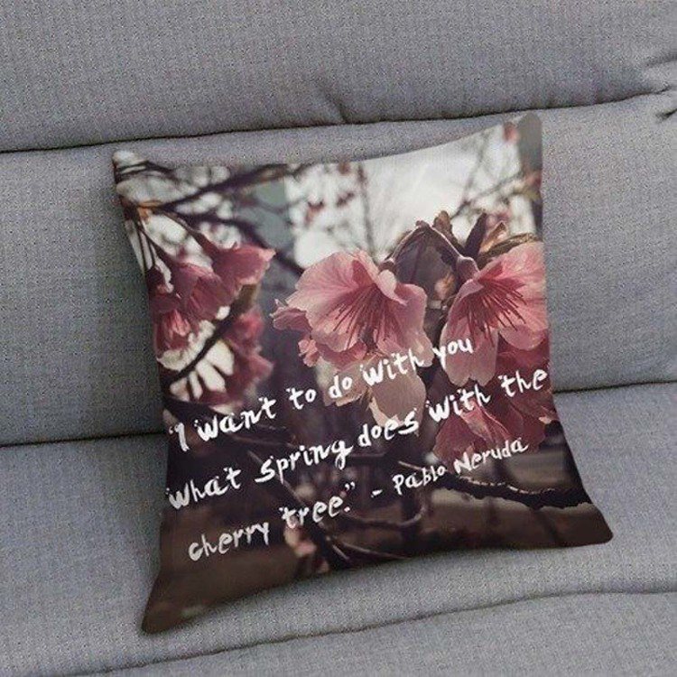 UMade「城市裡的煽情櫻花」抱枕（40x40cm），售價950元。圖／有．設計uDesign提供