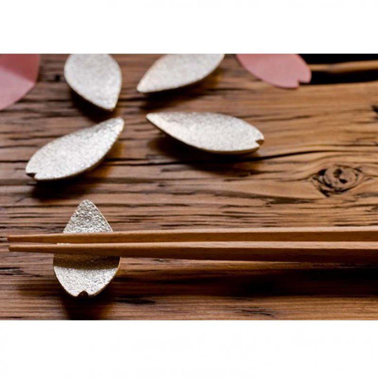 Floyd櫻花瓣造型筷置不僅實用，也可排置成櫻花圖案，售價1,590元。圖／有．設計uDesign提供