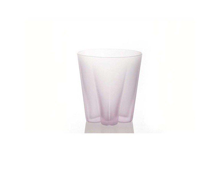 100％櫻花杯（粉紅雪櫻）在玻璃杯底結合成櫻花圖形，讓冰水凝結的水氣形成一朵朵綻放的櫻花，售價1,390元。圖／有．設計uDesign提供