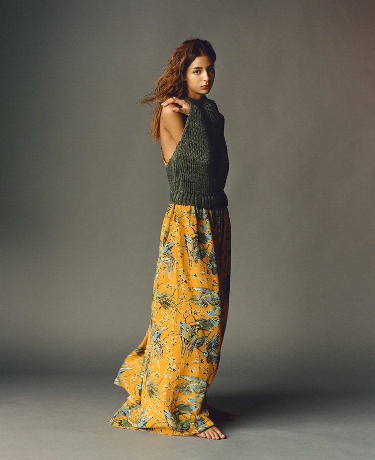 針織毛料與絲綢連身裙裝具有品牌混搭材質的風格。圖／LOEWE提供