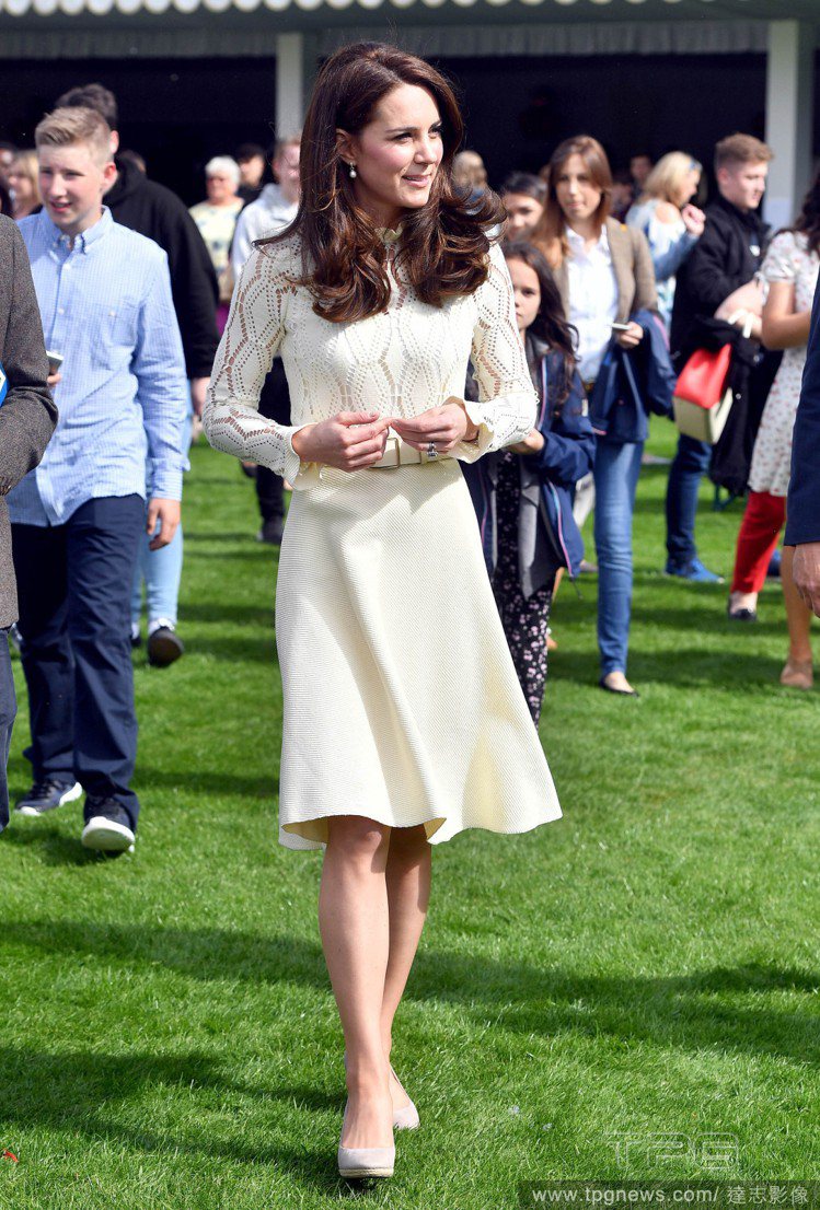 凱特王妃以See by Chloe鏤空透視洋裝出席白金漢宮後花園所舉辦的派對。圖／達志影像