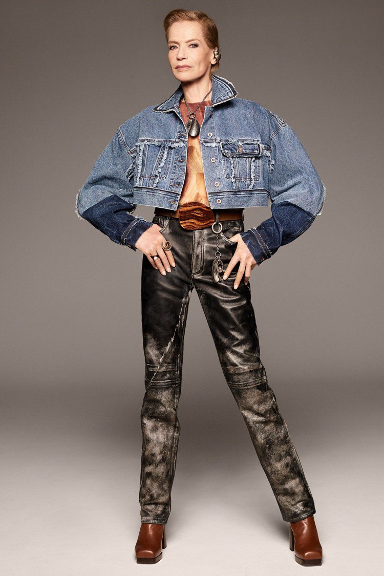 Acne Studios日前發表2018早春系列型錄，找來78歲資深模特兒Veruschka von Lehndorff擔任主角，演繹一系列年輕有型的服裝。圖／摘自Acne Studios官網