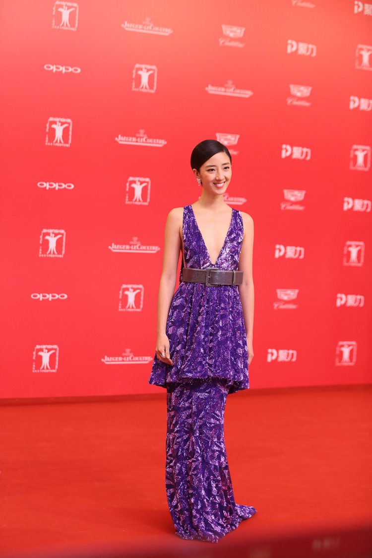 桂綸鎂穿著香奈兒2017春夏高級訂製服系列的一件紫色立體亮片刺繡禮服出席上海電影節開幕活動。圖／香奈兒提供