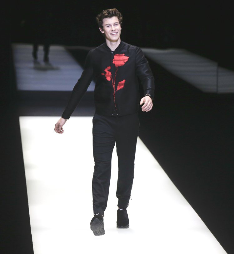 18歲的加拿大「小鮮肉」Shawn Mendes今年也以客串方式登上Emporio Armani大秀。圖／美聯社