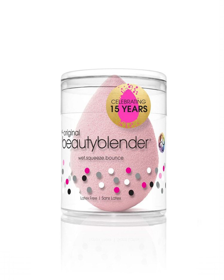 beautyblender 15周年香檳粉限量美妝蛋，售價690元。圖／beautyblender提供