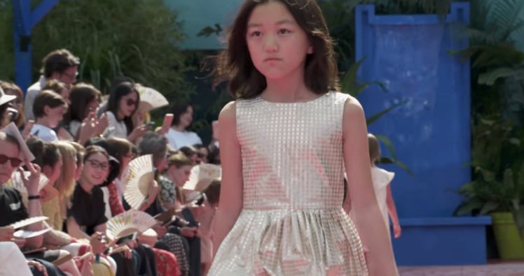 王菲和李亞鵬的女兒李嫣日前為法國童裝品牌Bonpoint走秀。圖／摘自Bonpoint官網
