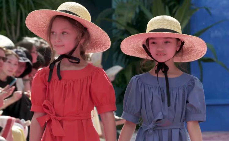 Bonpoint 2018夏日系列，以60年代風情搭配飽和色設計為主題，小小模特兒們穿著多款簡約剪裁的洋裝，搭配草帽走上伸展台，宛如跟著畢卡索遊歷普羅旺斯，特別活潑可愛。圖／摘自Bonpoint官網