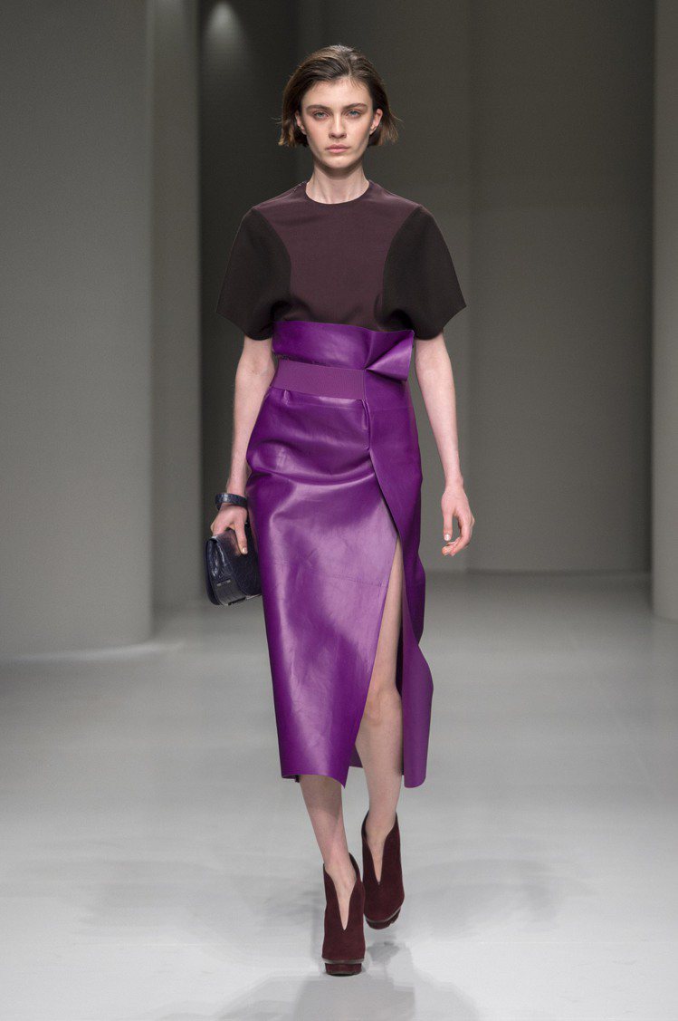 這件Ferragamo皮裙出自品牌秋冬系列，主打復古的高腰設計，除了楊冪穿的紫色款之外，還有軍綠與棕色款等等。圖／Ferragamo提供