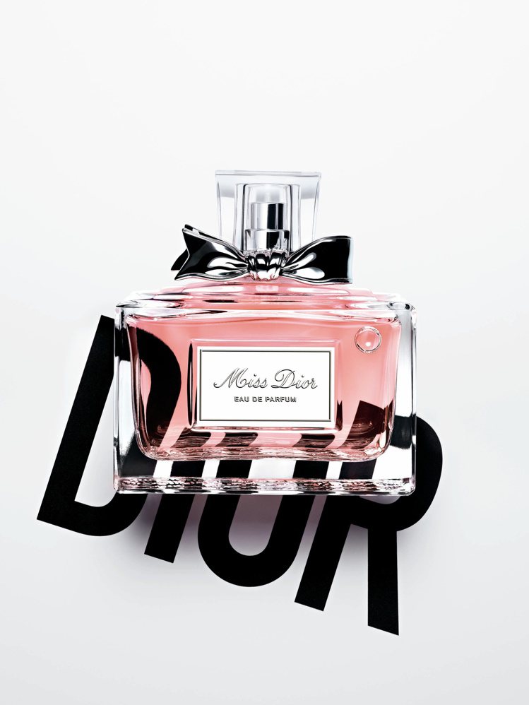 全新Miss Dior香氛以手工訂製的性感花香調，展現不同以往的馥郁迷人。圖／迪奧提供