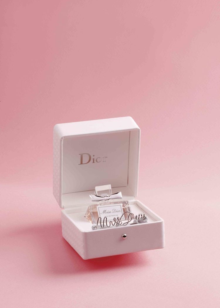 法國空運來台的超限量Miss Dior香氛奢華珠寶盒，內含全新上市的Miss Dior香氛及精巧的Miss Dior緞帶手環。圖／迪奧提供