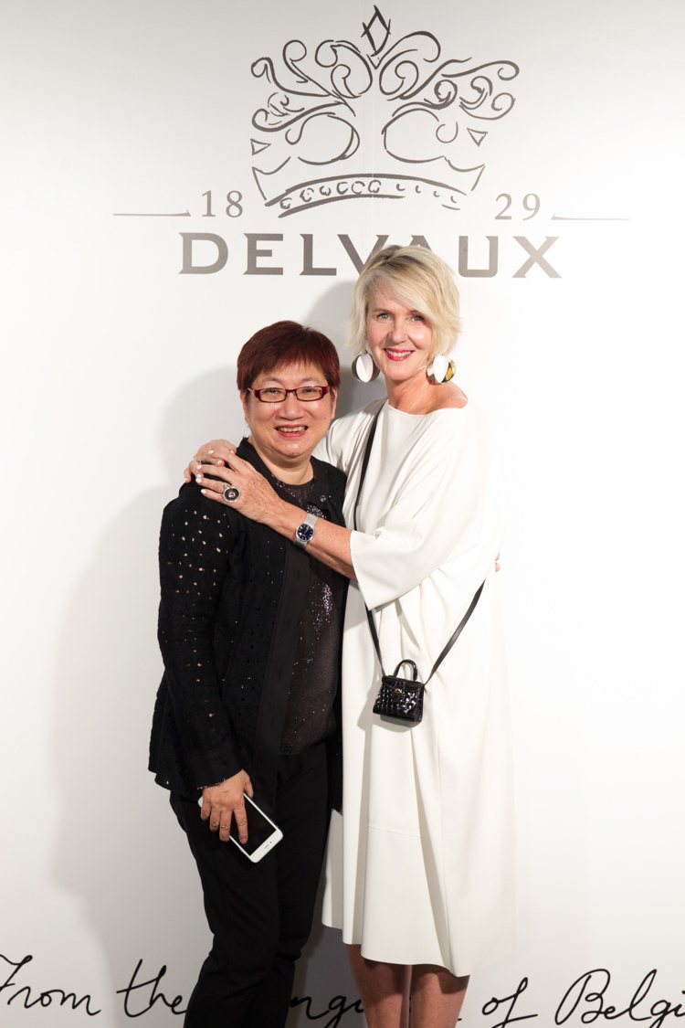 DELVAUX創意總監 Christina Zeller（右）把迷你吊飾加上鍊帶做成小包，俏皮可愛。圖／DELVAUX提供