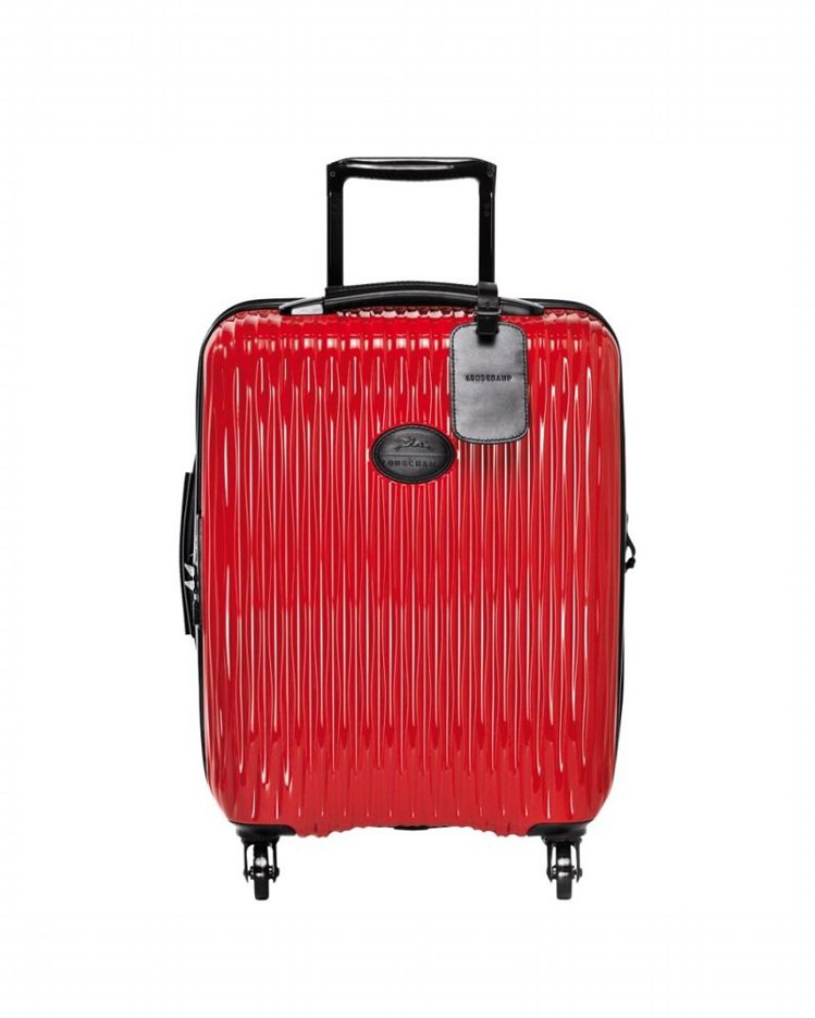 Fairval行李箱附有皮革行李吊牌，箱款參考售價16,700元。圖／Longchamp提供