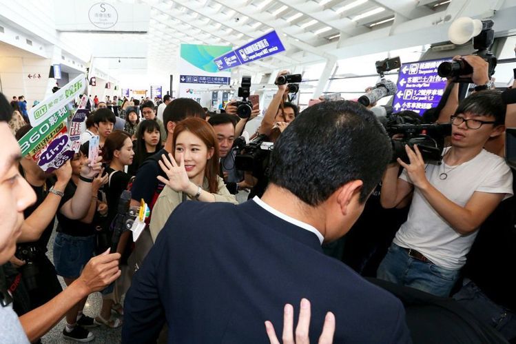 劉仁娜飛抵台灣，被熱情粉絲包圍。記者陳嘉寧／攝影