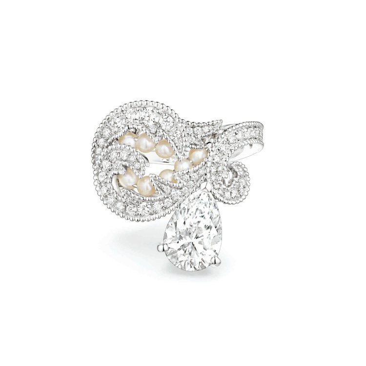 Valses dhiver戒指，白金鑲嵌一顆重2.02克拉水滴形切割DIF鑽石、天然珍珠和明亮式切割鑽石，838萬2,000元。圖／CHAUMET提供