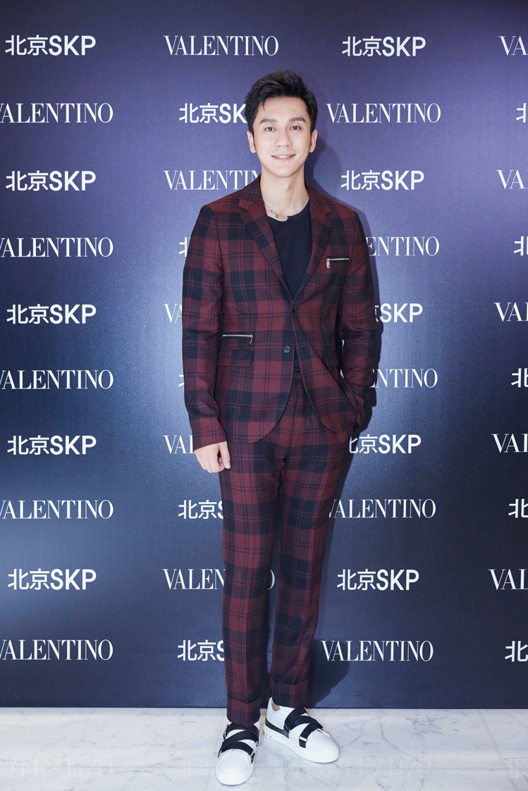 李晨以一襲Valntino格紋西裝出席Valentino北京SKP手袋精品店開幕活動。圖／Valentino提供