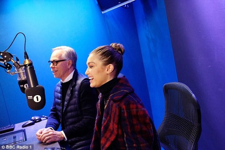 Gigi Hadid 和 Tommy Hilfiger 一起接受BBC的訪問。圖／擷自每日郵報