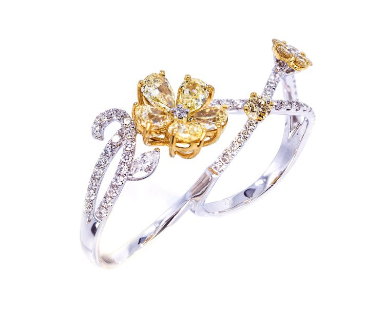 Shees Fine Jewelry 小黃花彩鑽雙指戒指， 269,000元。圖／侍好珠寶提供
