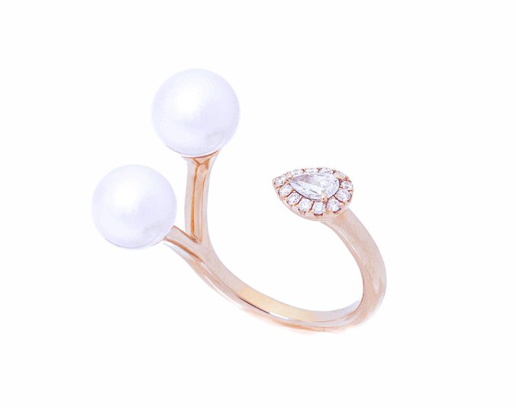 Shees Fine Jewelry雙珍珠梨型鑽戒指，96,800元。圖／侍好珠寶提供