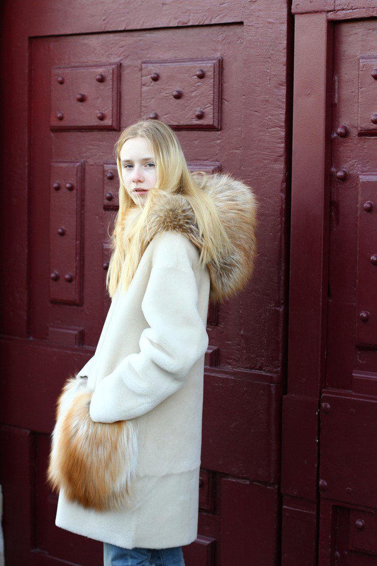 Inès & Maréchal BONBON狐狸皮草羊毛白大衣，售價19萬600元。圖／MINOSHIN提供
