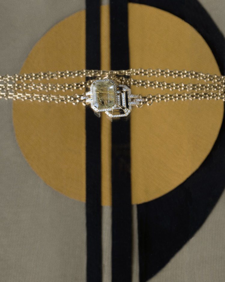 My Chain手鍊，18K黃金鑲嵌一顆12.5克拉祖母綠式切割髮晶，及104顆鑽石，116萬9,000元。圖／香奈兒提供