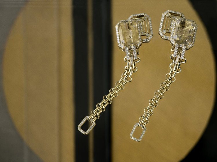 My Chain耳環，18K黃金鑲嵌兩顆總重17.5克拉祖母綠式切割髮晶及180顆鑽石，81萬元。圖／香奈兒提供