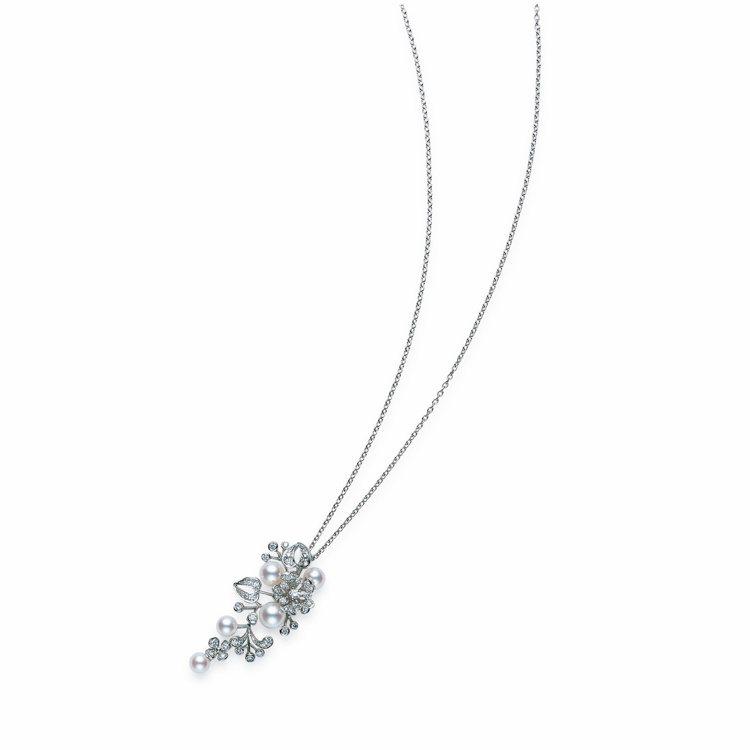 BLOOM Collection日本Akoya珍珠18K白金鑽石墜鍊，晶華酒店形象概念店獨家款，18萬5,000元。圖／MIKIMOTO提供
