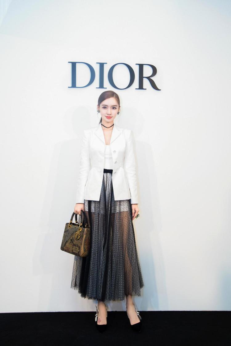 Angelababy日前拎Dior Lady Art包款時，身穿2018春夏系列。圖／Dior提供