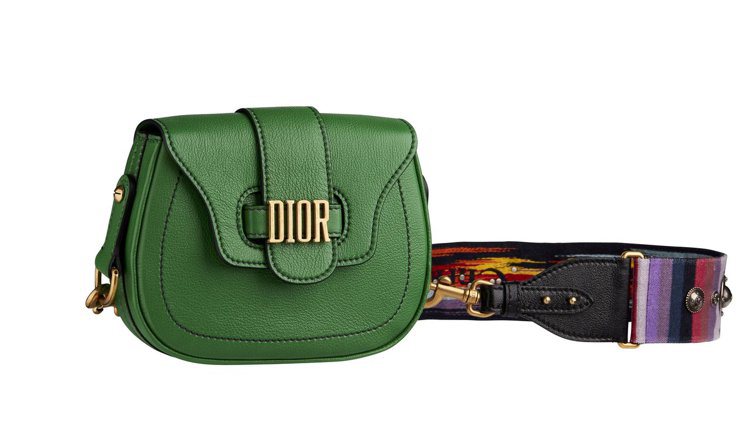 D-Fence亮綠色山羊皮配虹彩揹帶馬鞍包，售價11萬5,000元。圖／Dior提供