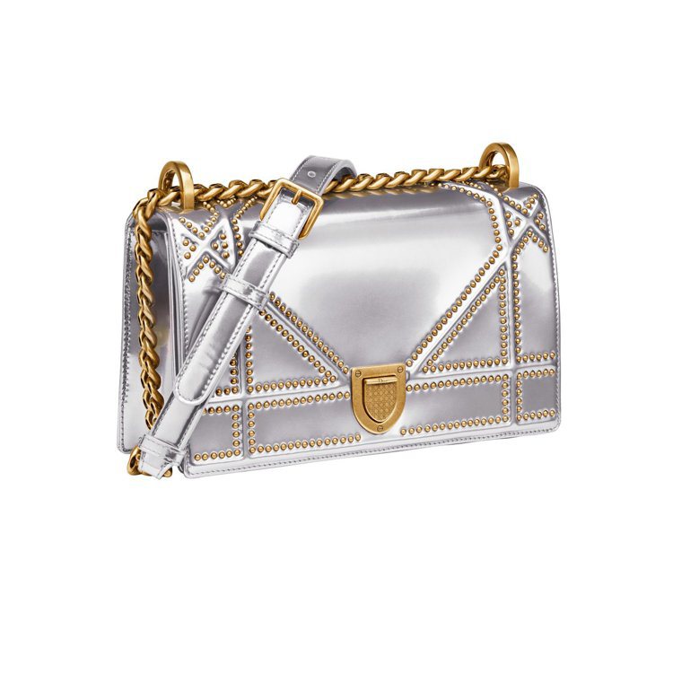 Diorama鏡面銀小牛皮鑲嵌金色仿舊鉚釘籐格紋小型鍊帶包，售價10萬8,000元。圖／Dior提供