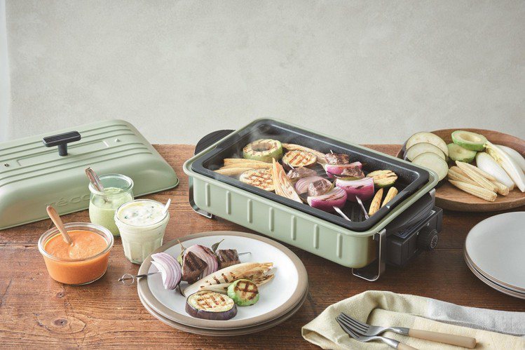 recolte Home BBQ 電烤盤貝殼綠限定款，原價4,990元，特價3,280元。圖／台隆手創館提供
