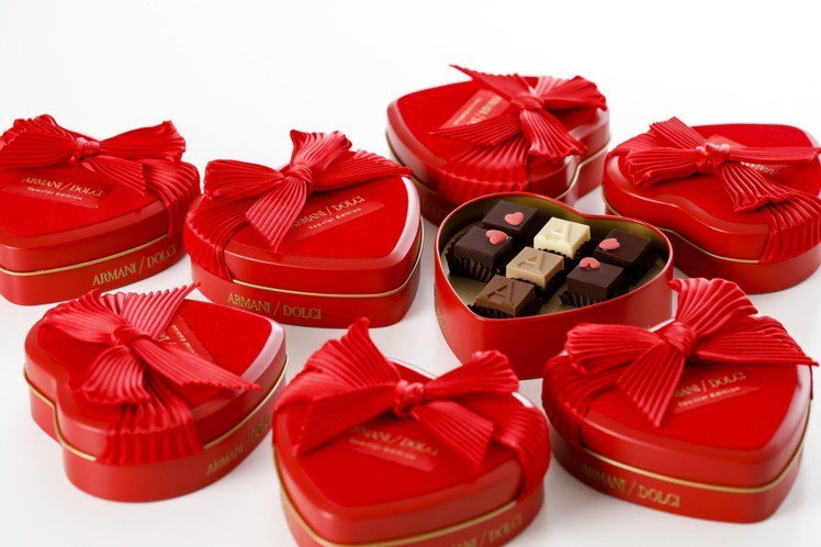ARMANI/DOLCI限量熱戀紅巧克力心形鐵製禮盒，1,280元。圖／明日聚落提供
