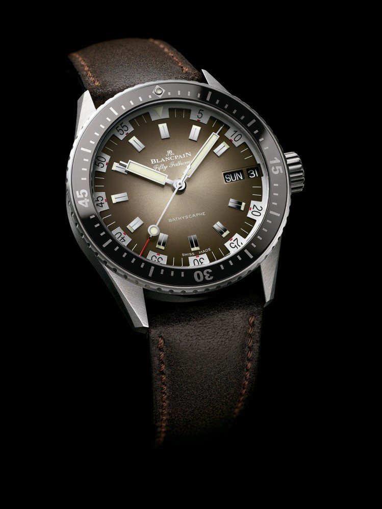 寶珀五十噚深潛器70年代日期及星期腕表，43毫米精鋼表殼、自動上鍊機芯，限量500枚，40萬4,000元。圖／寶珀提供