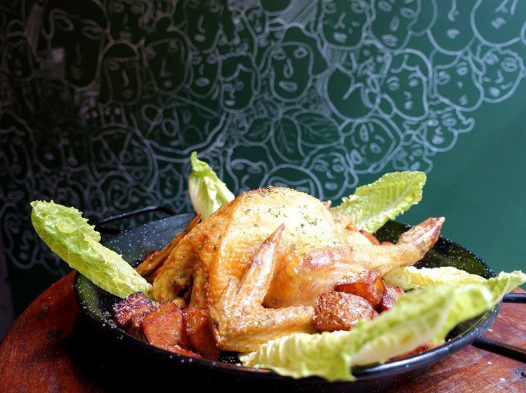 烤雞也是隱藏菜單之一，大隻仿土雞以香料醃一天，需提前兩天預訂。圖／記者張芳瑜攝影