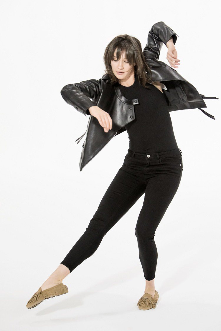 傳奇搖滾樂手洛史都華女兒芮妮史都華現身TOD’S全新廣告，在鏡頭前大秀舞技，也展示出經典Gommino豆豆鞋Yorky系列的飄逸姿態。圖／迪生提供