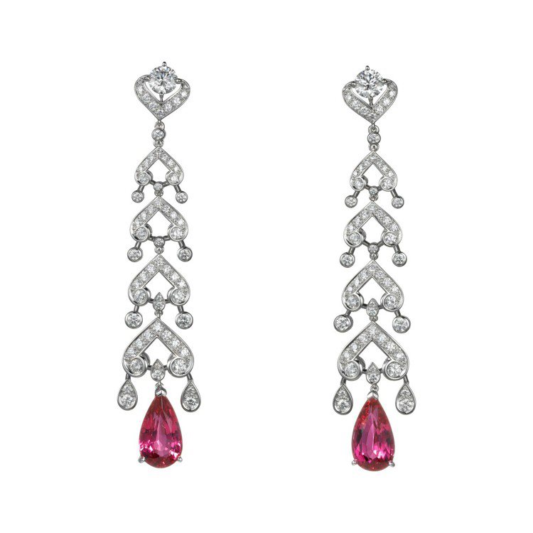 海倫娜寶漢卡特配戴的卡地亞頂級珠寶系列粉色尖晶石耳環，鉑金，兩顆粉色梨形尖晶石總重8.31克拉，鑽石。價格店洽。圖／卡地亞提供