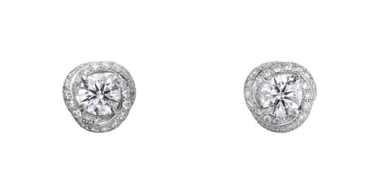 卡地亞Trinity Ruban 單鑽耳環，白K金，每只鑲嵌一顆圓形明亮式切割鑽石，主石備有0.50至1.69克拉鑽石，鋪鑲圓形明亮式切割鑽石，價格約54萬元起。圖／Cartier提供