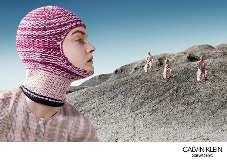 CALVIN KLEIN 205W39NYC 2018秋冬全球形象廣告，透過一個異世界的鏡頭，探索為人熟悉的美國景緻，挑戰真實與想像之間的感知。圖／CALVIN KLEIN提供