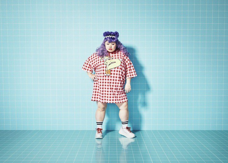 日本人氣諧星渡邊直美親為個人服裝品牌Punyus拍攝型錄。圖／品牌提供