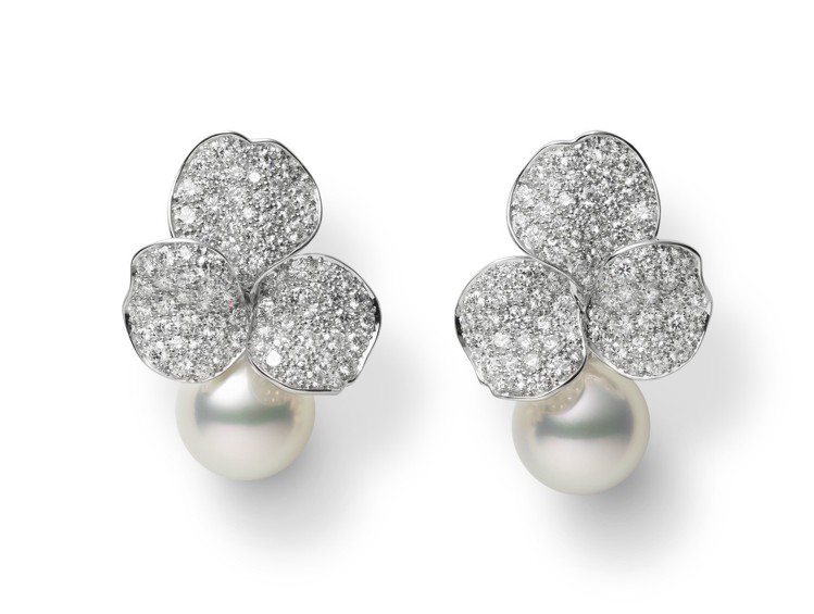 MIKIMOTO Les Pétales Place Vendôme 南洋珍珠鑽石玫瑰花瓣頂級珠寶耳環，219萬元。圖／MIKIMOTO提供