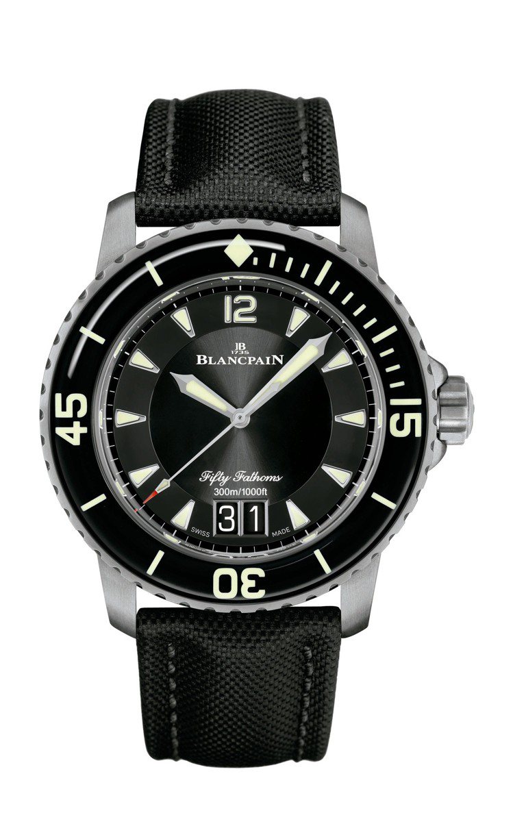 Blancpain五十噚大日期腕表，鈦金屬表殼搭配單向旋轉藍寶石水晶表圈，約55萬8,000元。圖／Blancpain提供