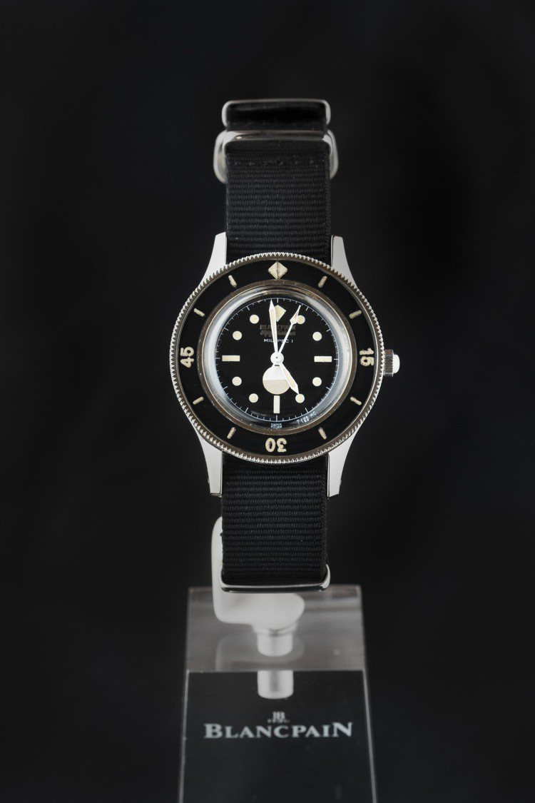 1957年推出的五十噚系列Mil-Spec 1腕表，六點鐘方向即有早期的濕度顯示計，也在展覽之列。圖／Blancpain提供