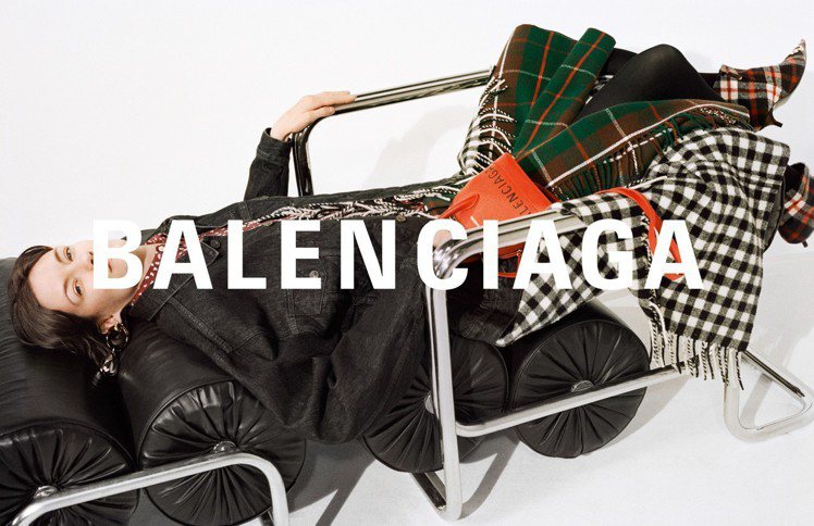Balenciaga新Logo更加細長。圖／Balenciaga提供