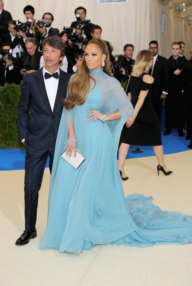 J-Lo曾穿上Valentino天藍色的斗篷禮服，透膚質料讓肌膚若隱若現，當時還有網友形容她宛如《冰雪奇緣》的Elsa。圖／Valentino提供