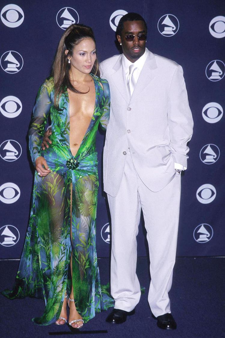 2000年的葛萊美獎，J-Lo身穿Versace「上V下倒V」的印花禮服與吹牛老爹一同出席，大尺度穿搭引起軒然大波，至今依然是她的時尚代表作之一。圖／摘自TheGloss